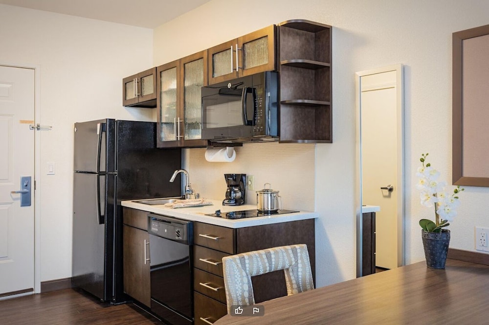 Candlewood Suites 8/48