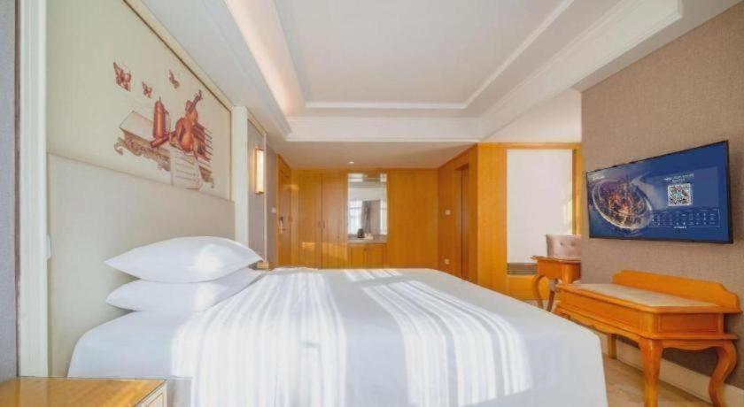 Vienna Hotel (Shenzhen Pingdi Huancheng South Road) 6/49