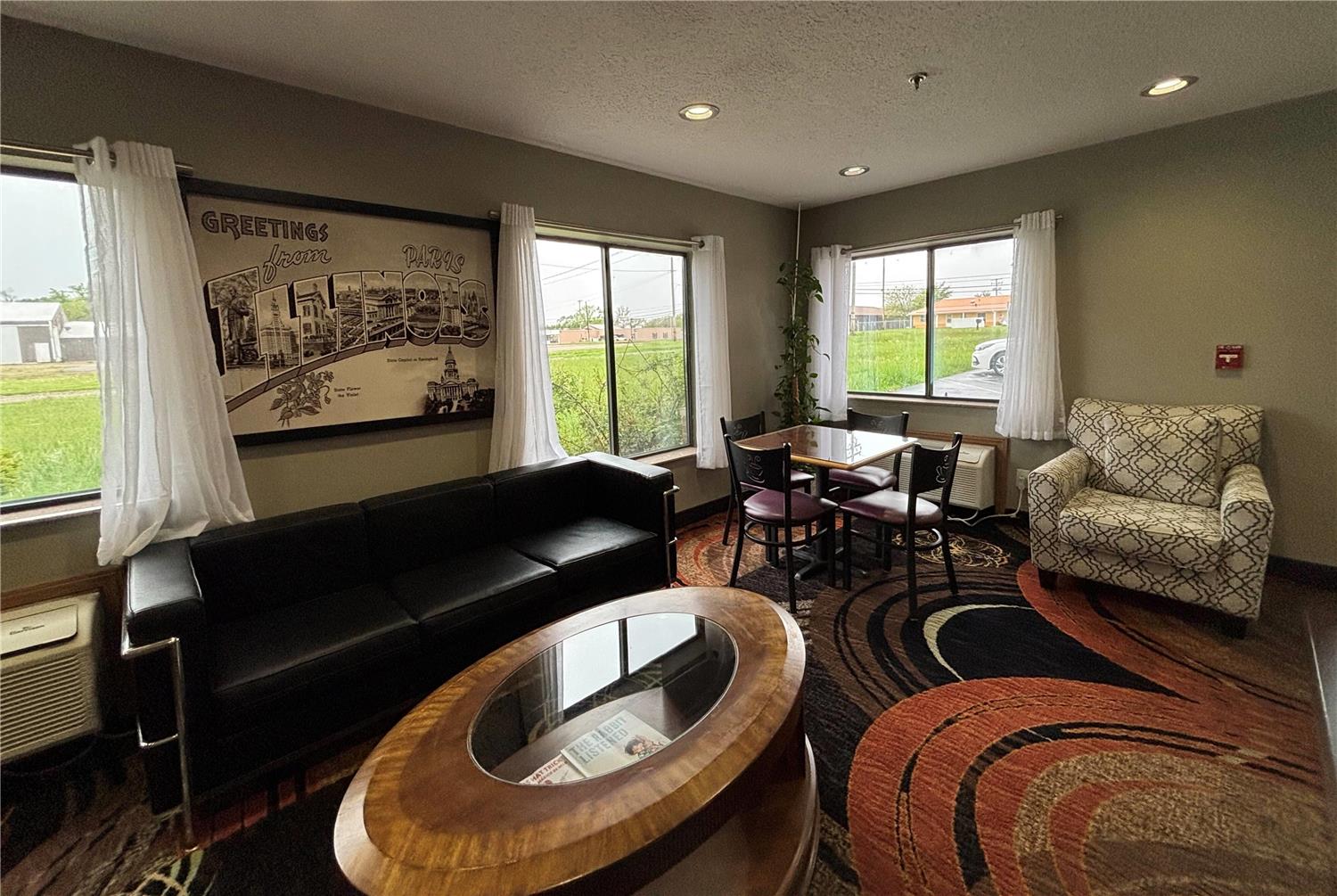 Super 8 by Wyndham Paris IL 8/17