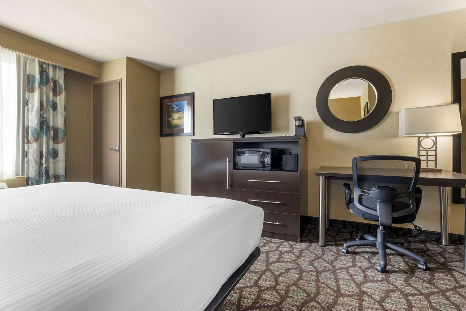 غرفة بسرير كينج بحوض استحمام لذوي الإعاقة، Best Western Plus Oceanside Palms 2/5