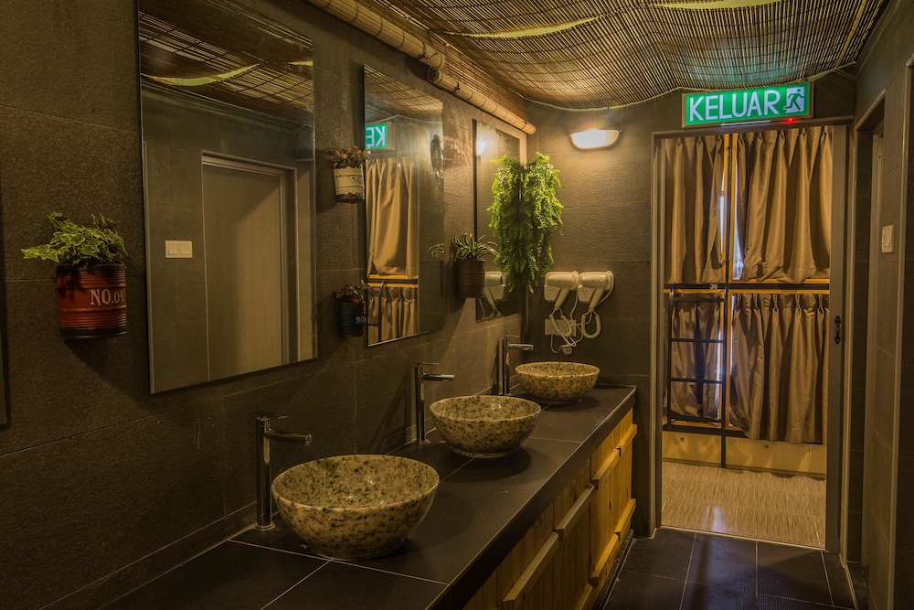 Traveller Bunker Hostel 23/45