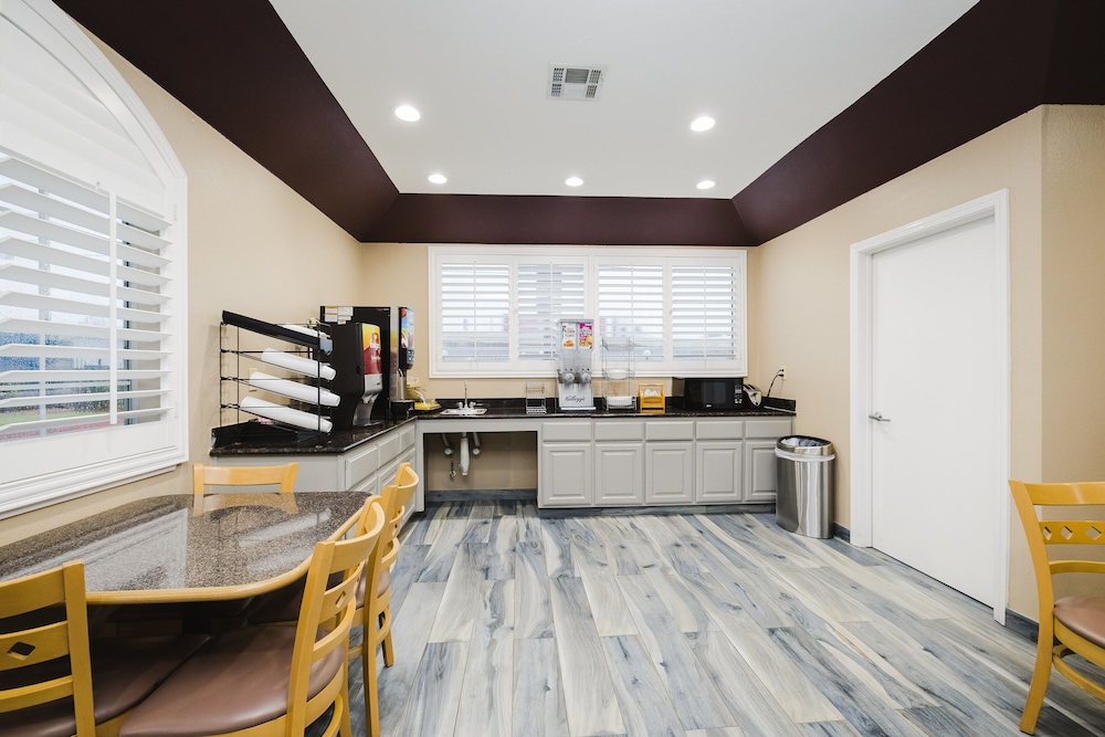 Sapphire Inn Suites 46/58