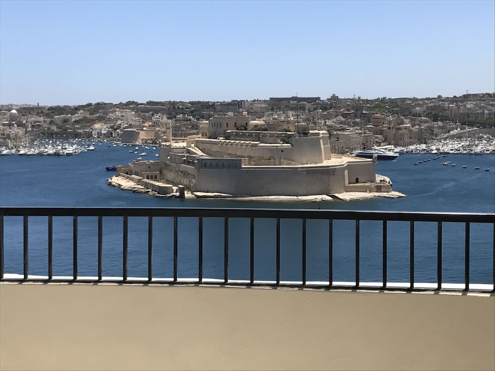 Grand Harbour Hotel 40/45