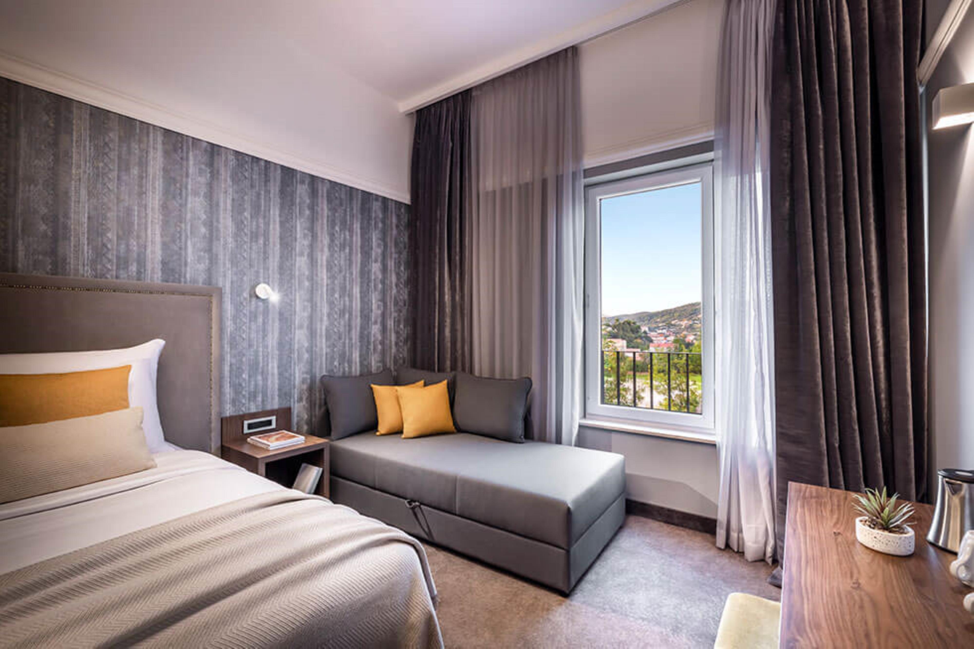 Room, Triple 2/4