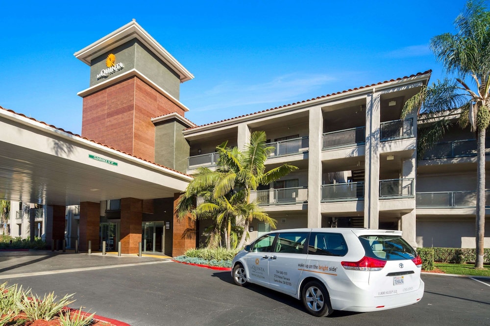 La Quinta Inn & Suites by Wyndham Orange County Airport 5/55