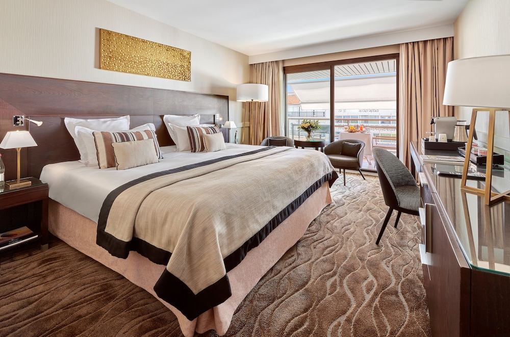 Hotel Barriere Le Gray D Albion Cannes 12/75