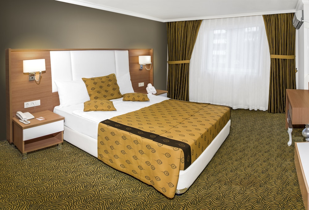 Royal Garden Beach Hotel 15/45