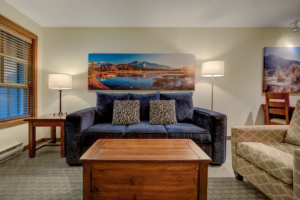 Blackcomb Springs Suites by CLIQUE 42/70