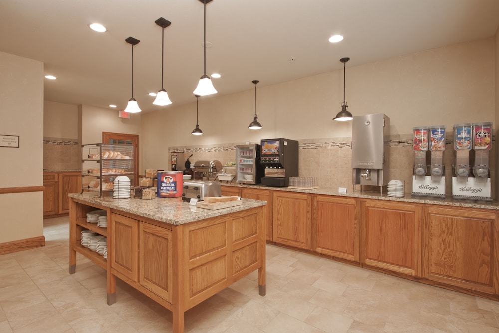 Country Inn & Suites by Radisson, Davenport - Quad Cities 15/17