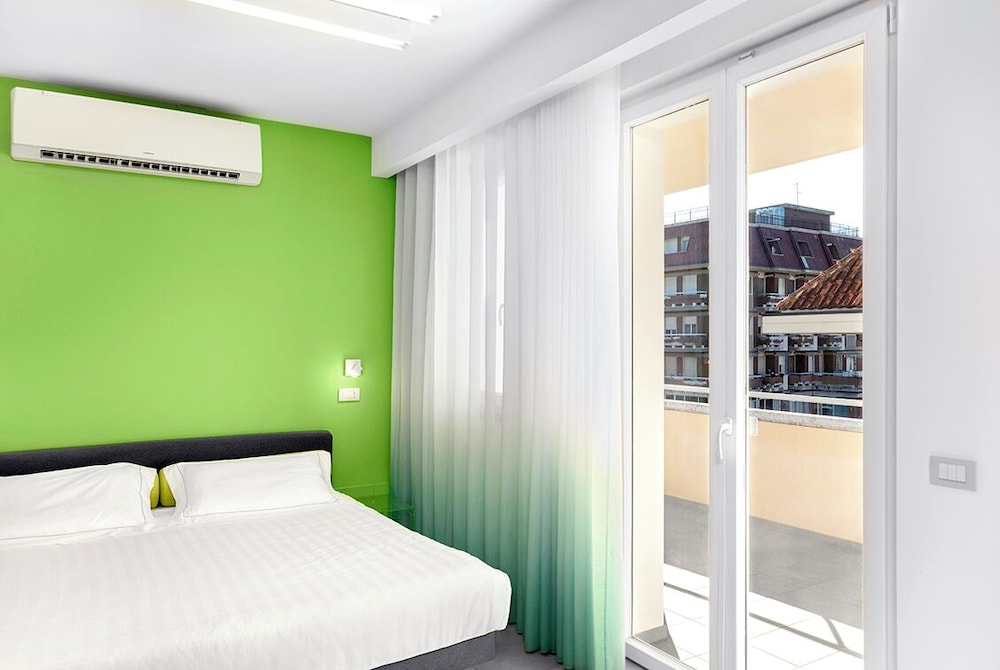 Room, Single, Queen Bed, Balcony
