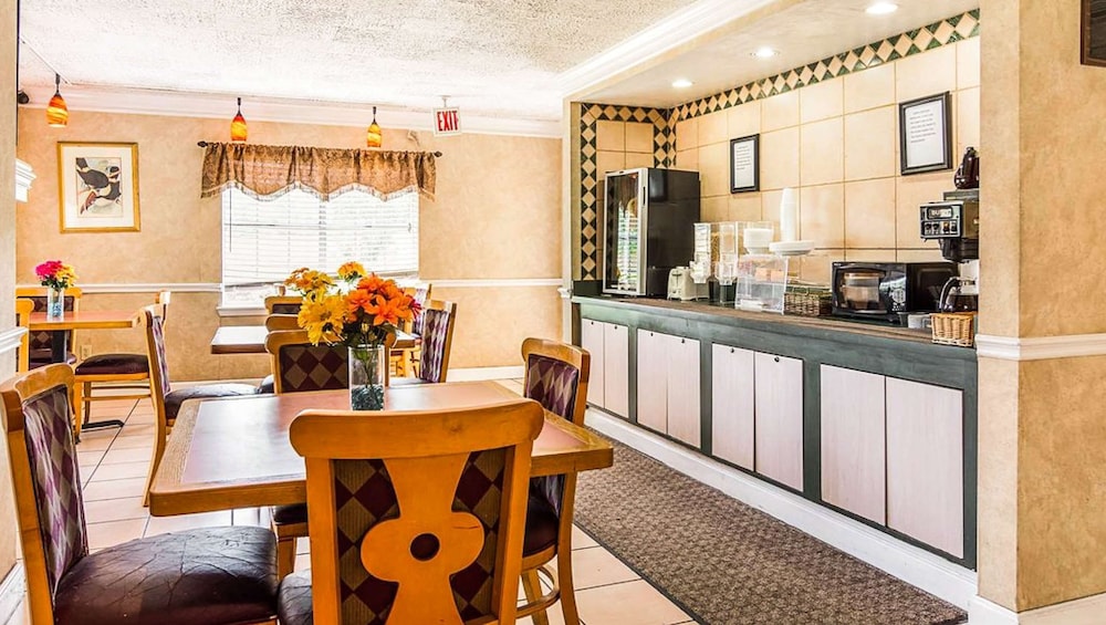 Rodeway Inn And Suites 44/48