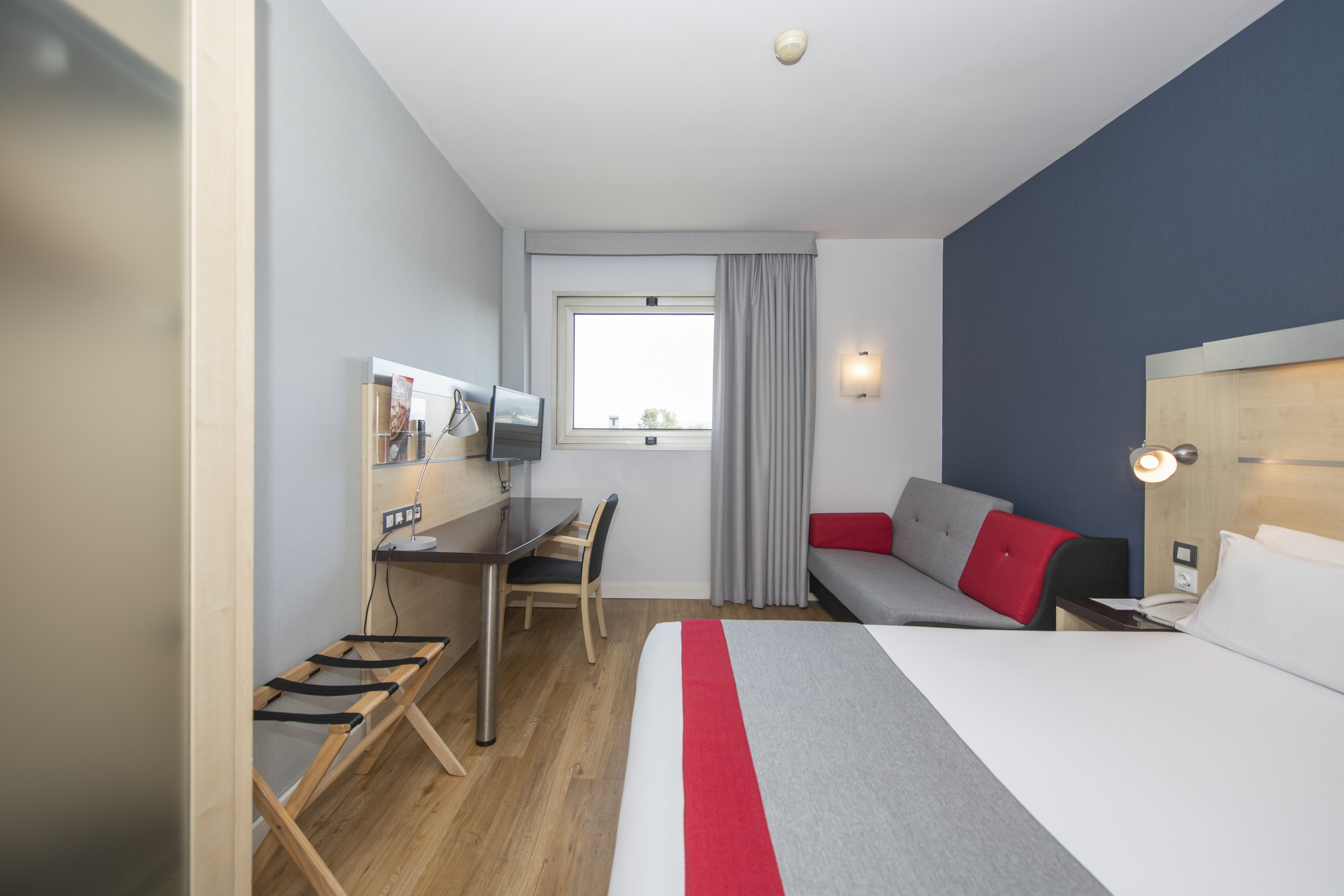 غرفة بسرير مزدوج مع أريكة، Holiday Inn Express Barcelona Montmelo 2/5