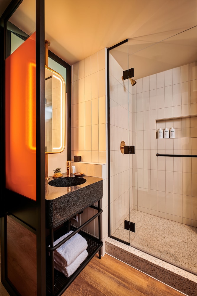 HOLLYWOOD VOLUME, a Tribute Portfolio Hotel 47/50