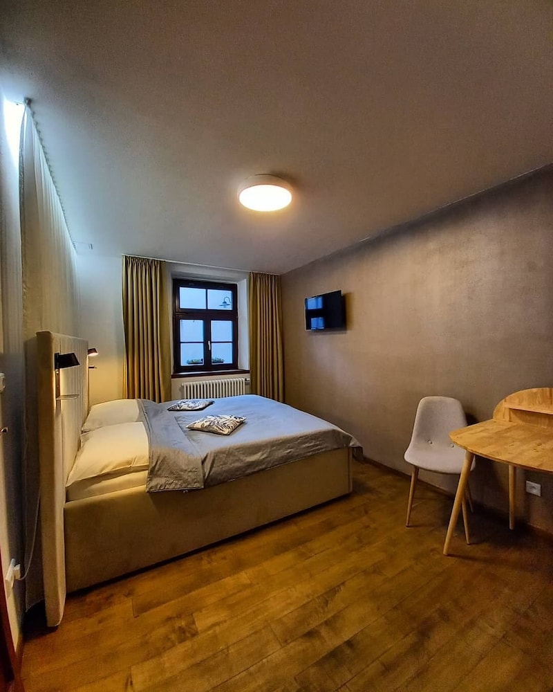 ROOM, DOUBLE BED