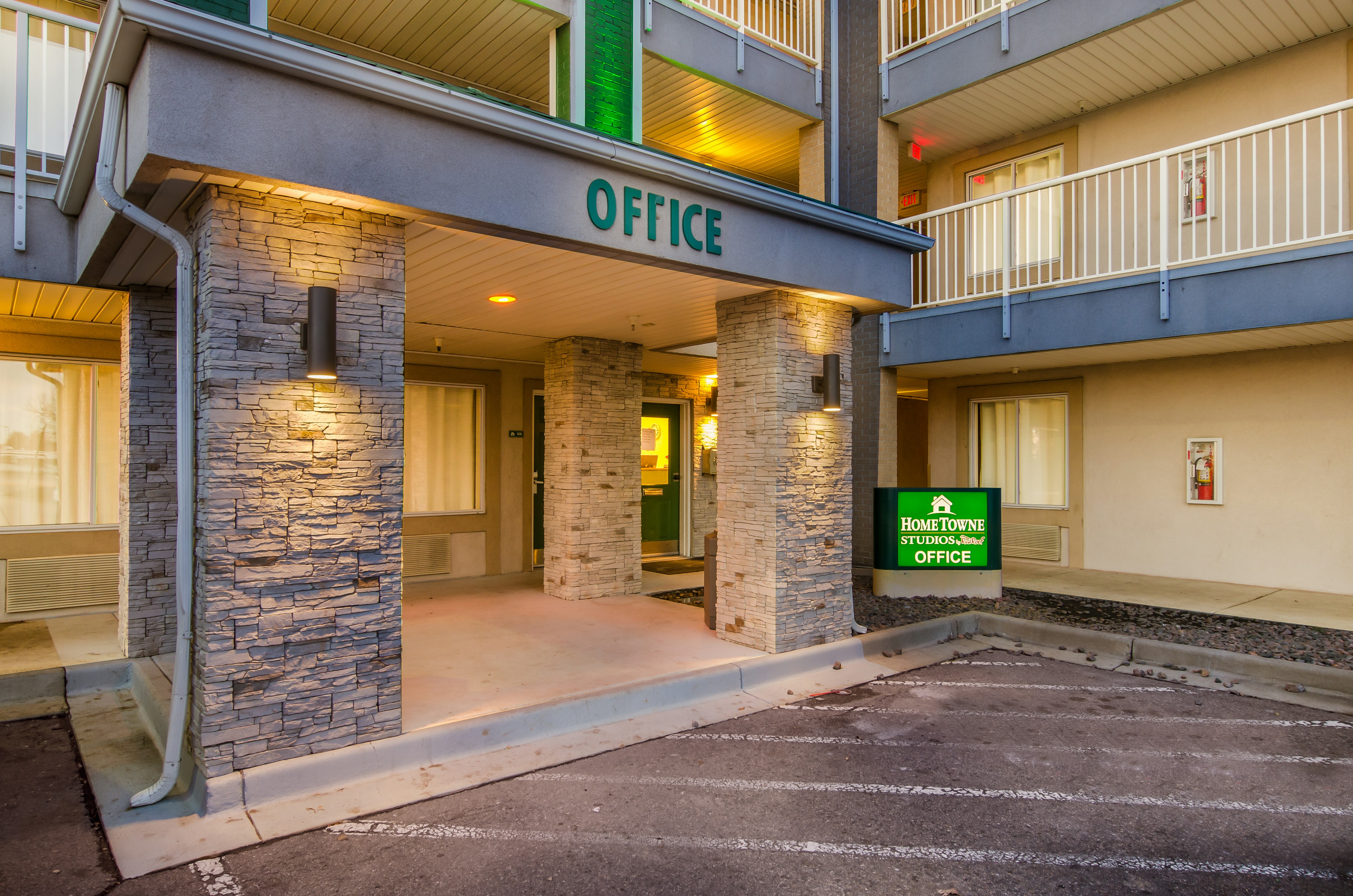 HomeTowne Studios by Red Roof Denver - Airport/Aurora 24/27