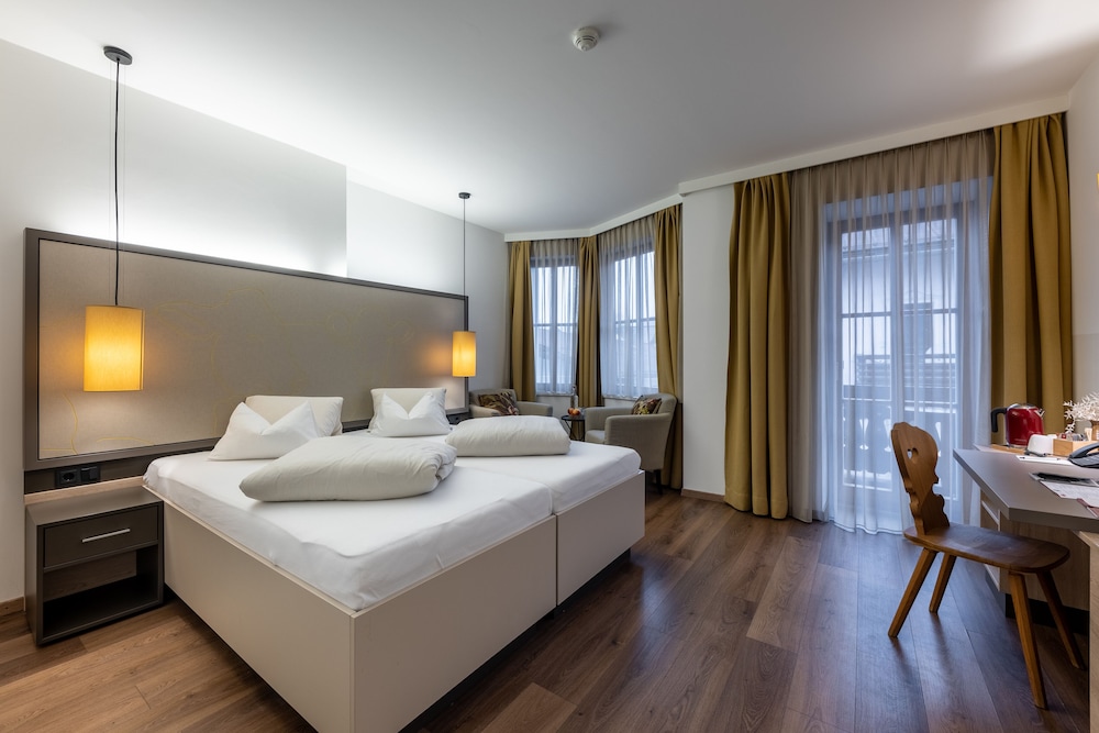 HOTEL POST 10/36