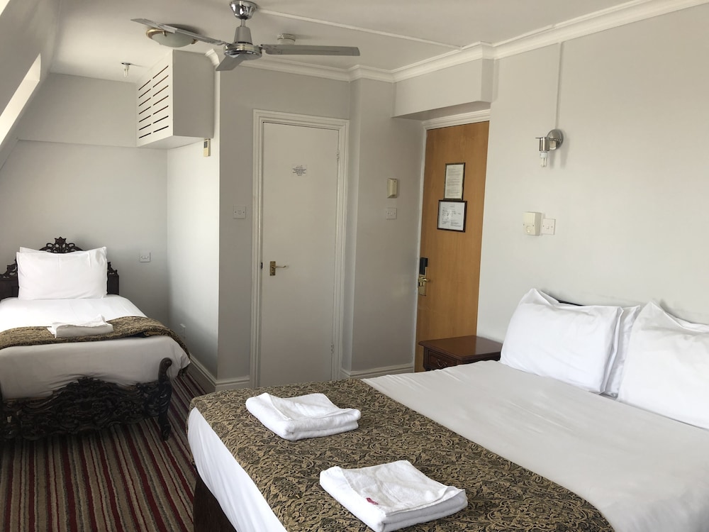 غرفة قياسية ثلاثية بسرير مزدوج وسرير فردي، My Place 2/8