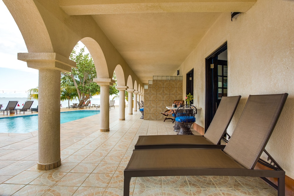 Mariposa Beach Suites 18/50