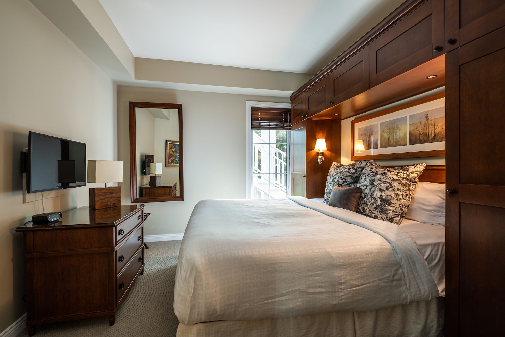 2 BEDROOMS, SUITE