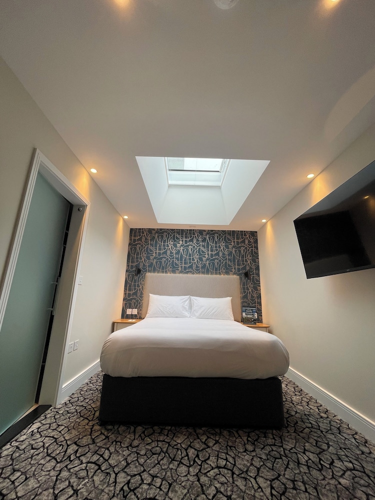 ROOM, KING BED, SKY VIEW
