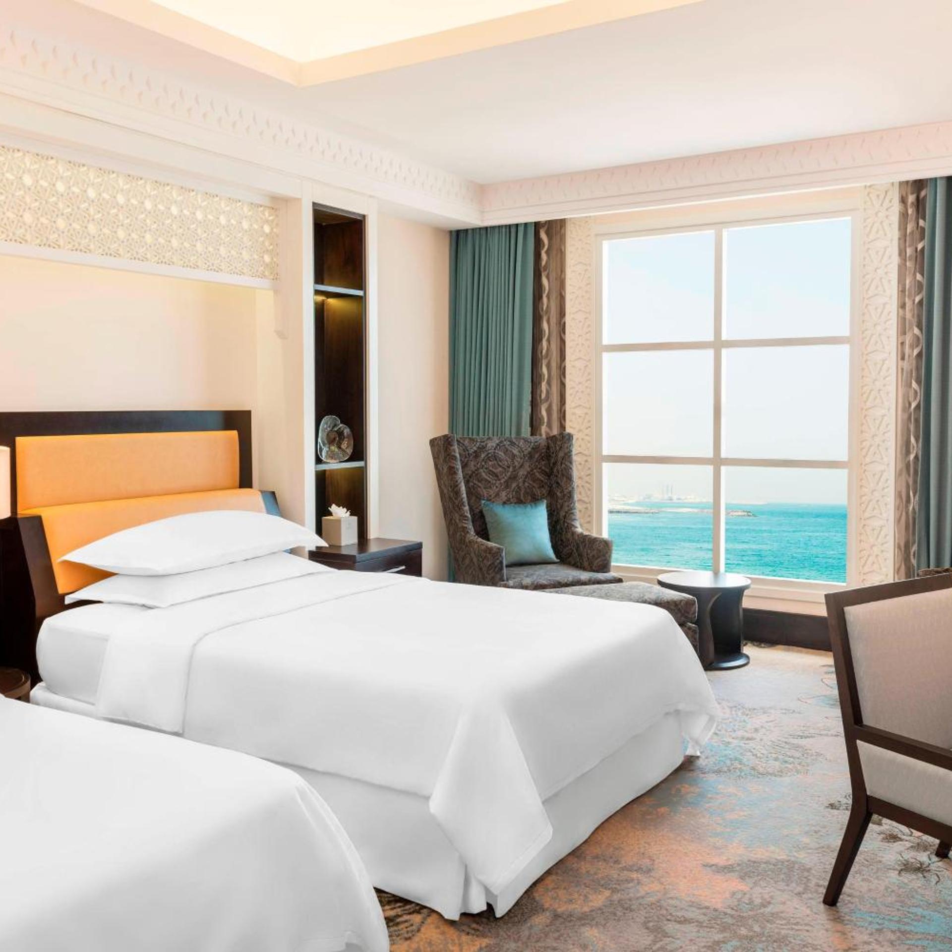 غرفة سوبيريور ديلوكس بسريرين منفصلين بإطلالة على البحر، Sheraton Sharjah Beach Resort Spa 2/8
