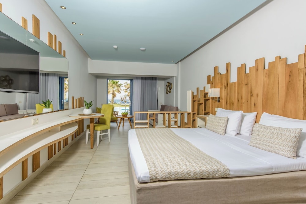 Junior Suite, King Bed, Sea View, Pool Access