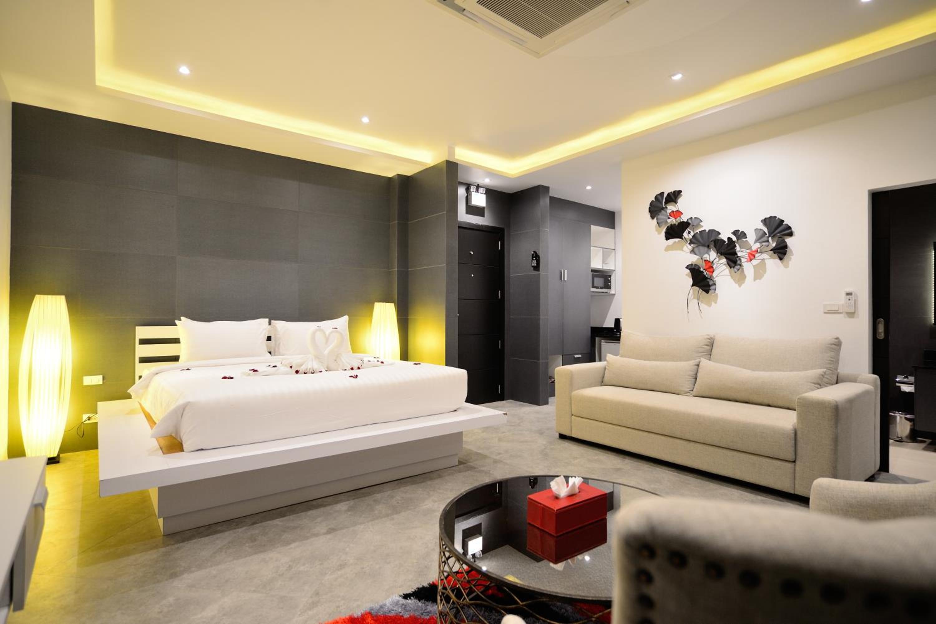 1 Bedroom, Suite, King Bed, with Pool