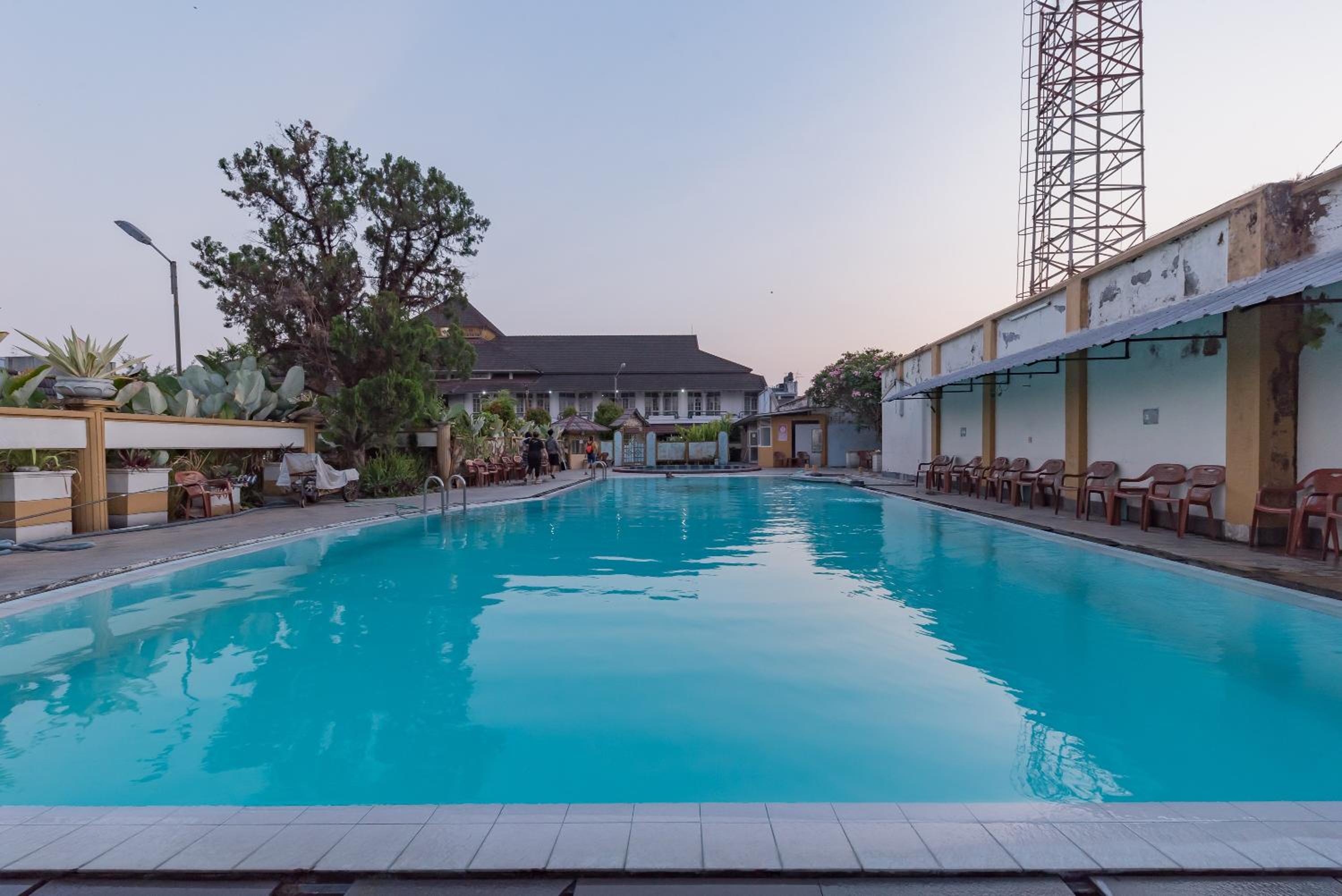 Crown Hotel Tasikmalaya 48/54