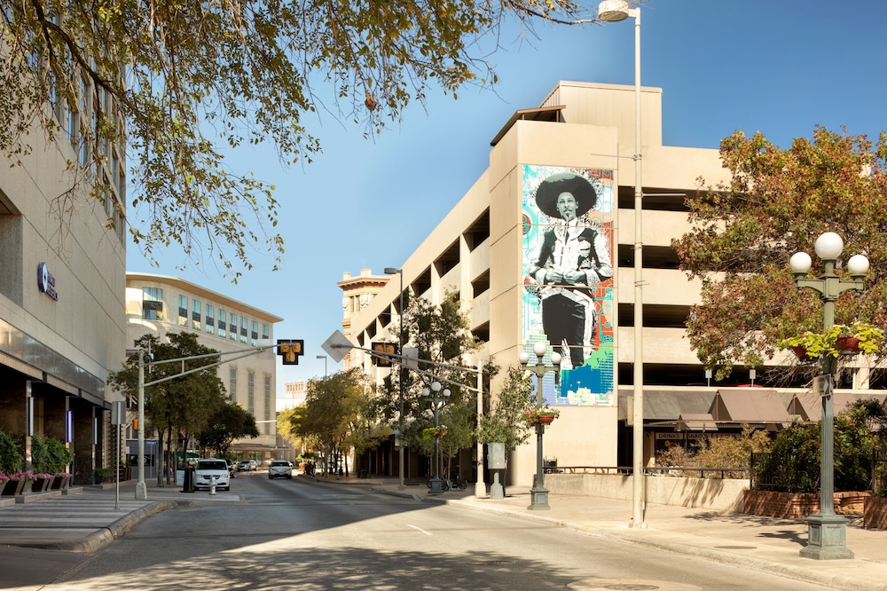 Hyatt Regency San Antonio Riverwalk 75/83