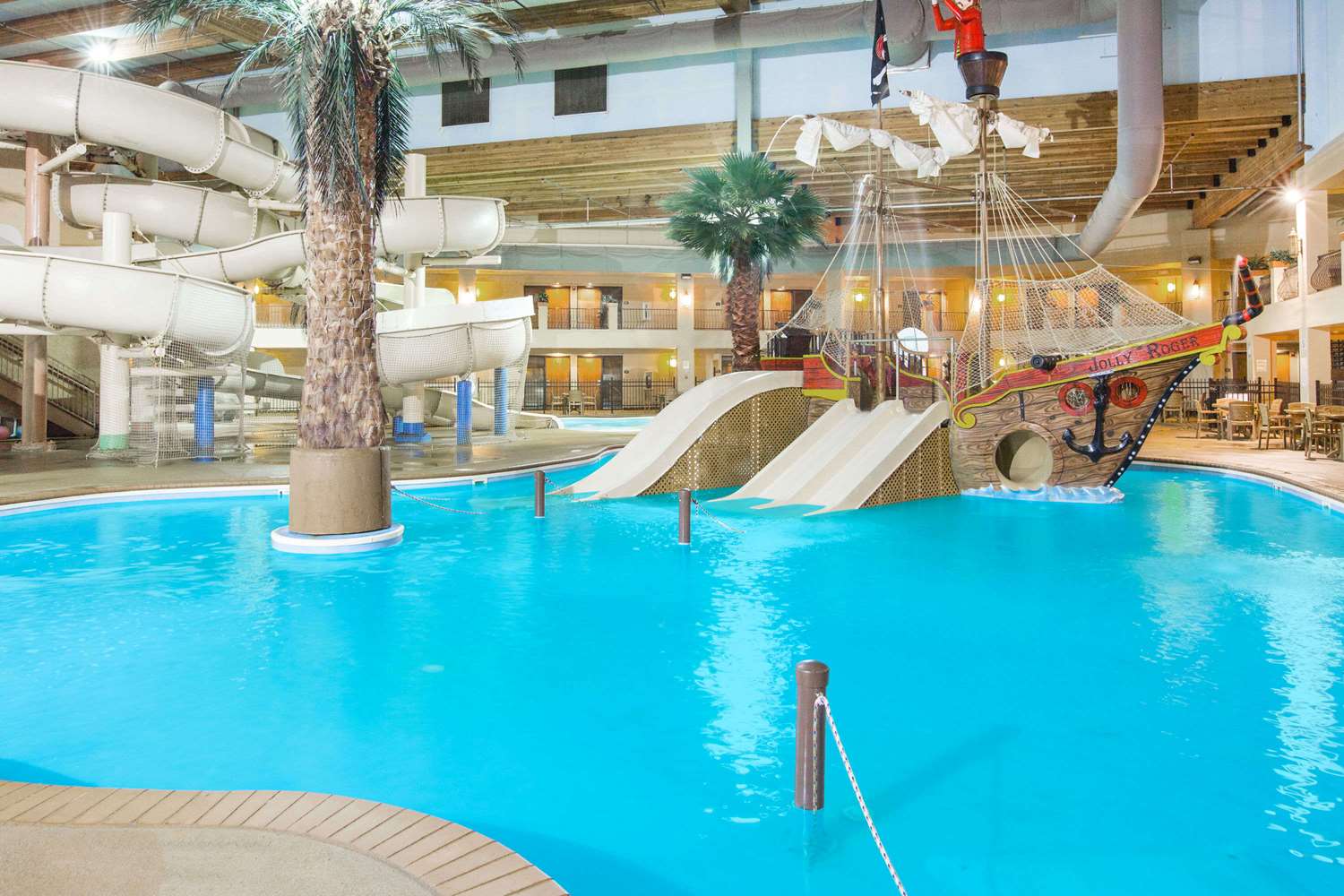 Ramada by Wyndham Des Moines Tropics Resort & Conference Ctr 14/18