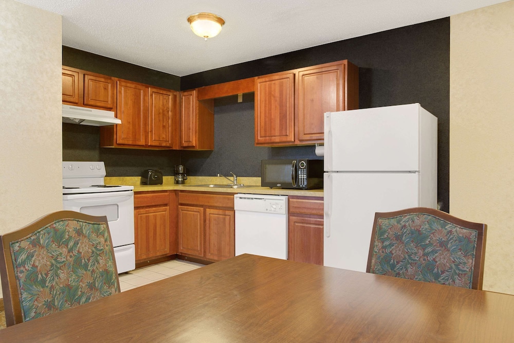 Hawthorn Extended Stay by Wyndham Cincinnati/Sharonville 22/24