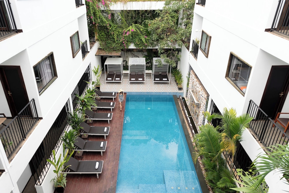 The Calm Oasis 6/50