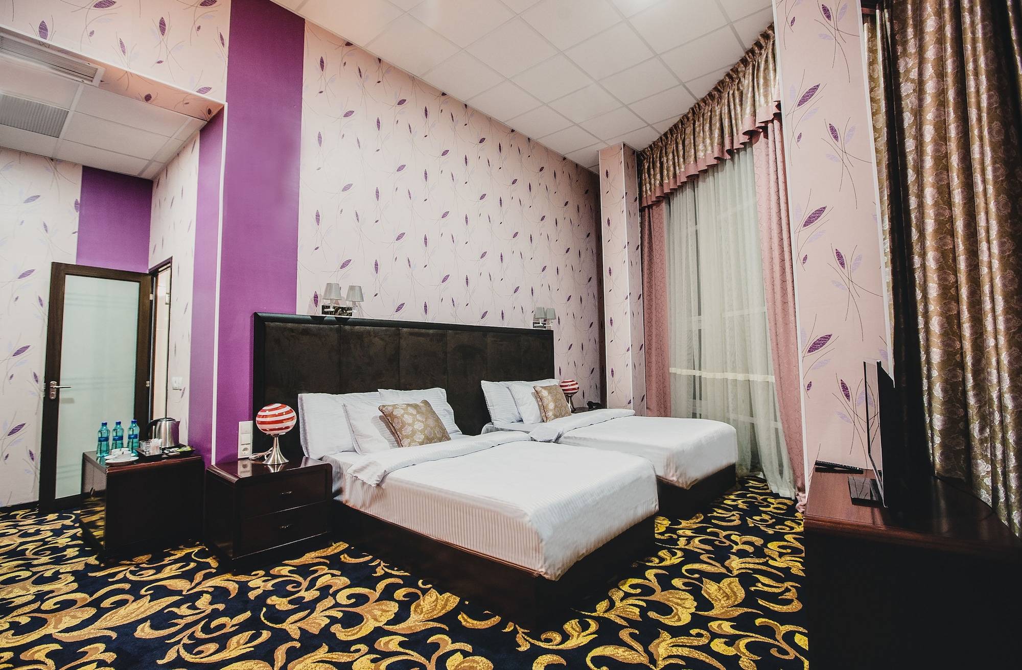 DELUXE, DOUBLE OR TWIN BED