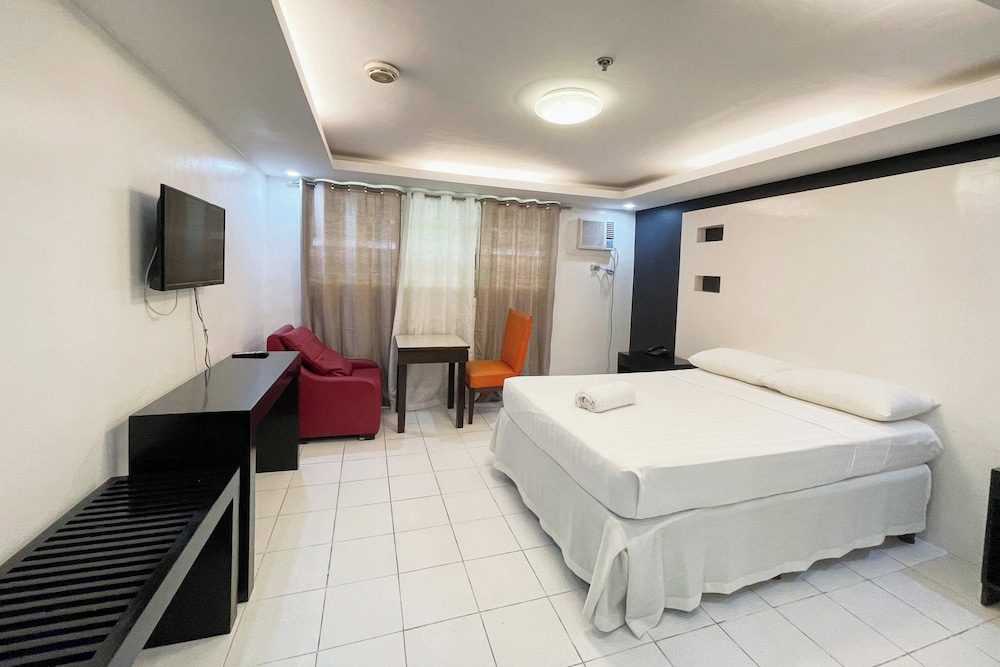 ROOM, QUEEN BED