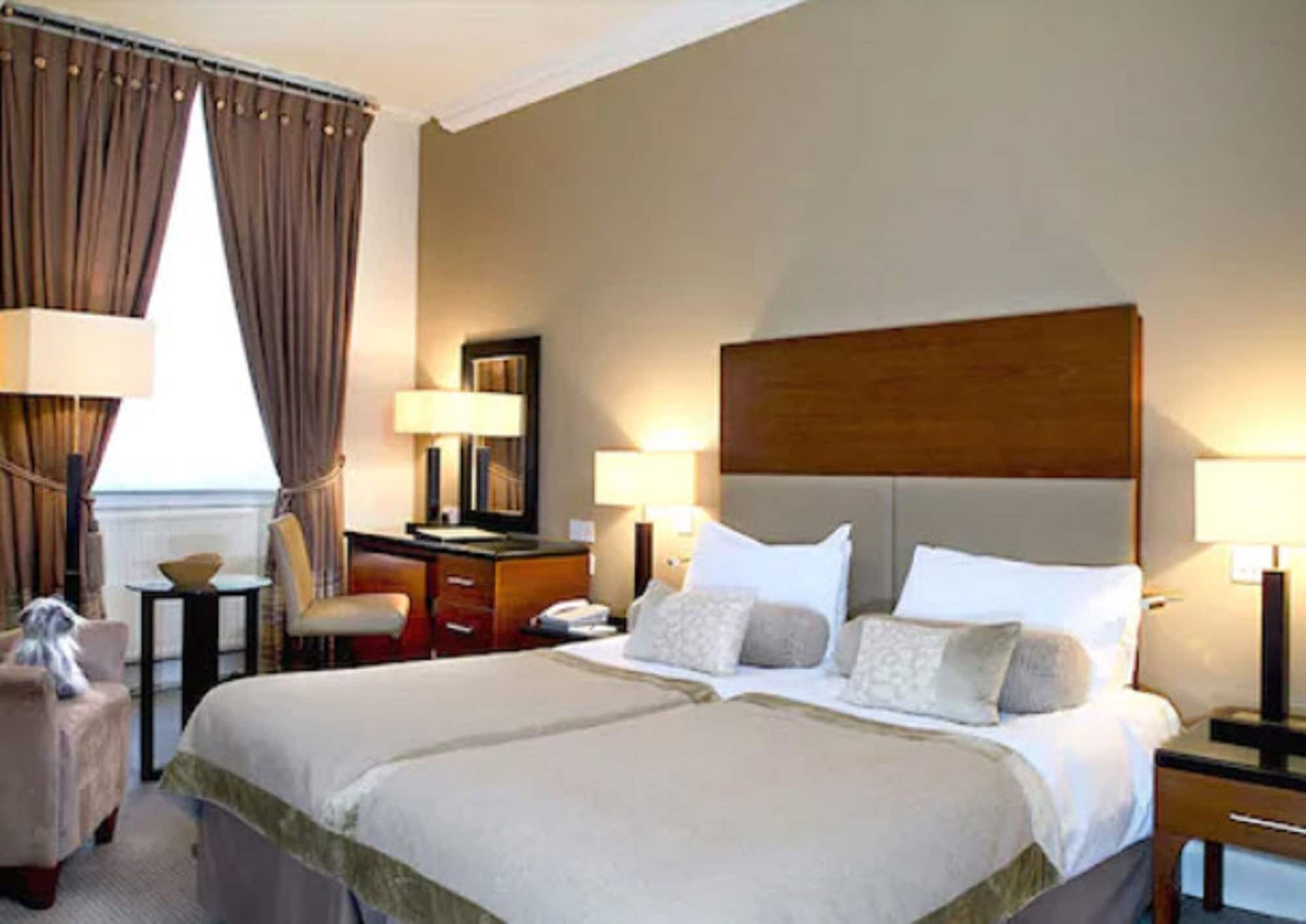 ROOM, TWIN BEDS