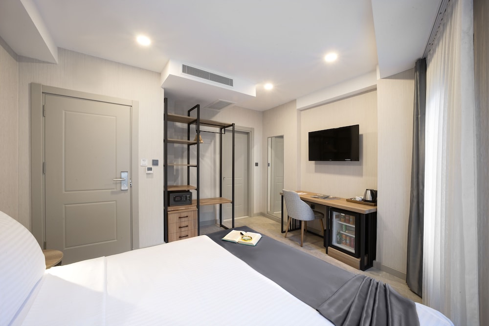 ADJOINING, FAMILY SUITE, DELUXE, 2 BATHROOMS