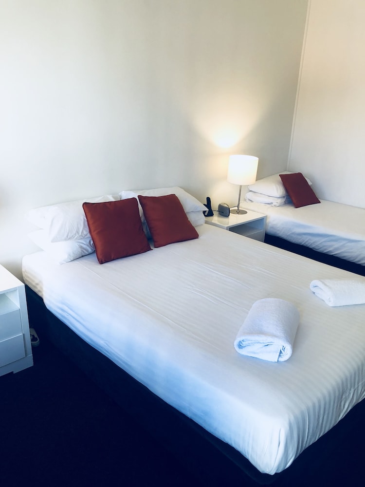 IBIS STYLES BROKEN HILL 18/48