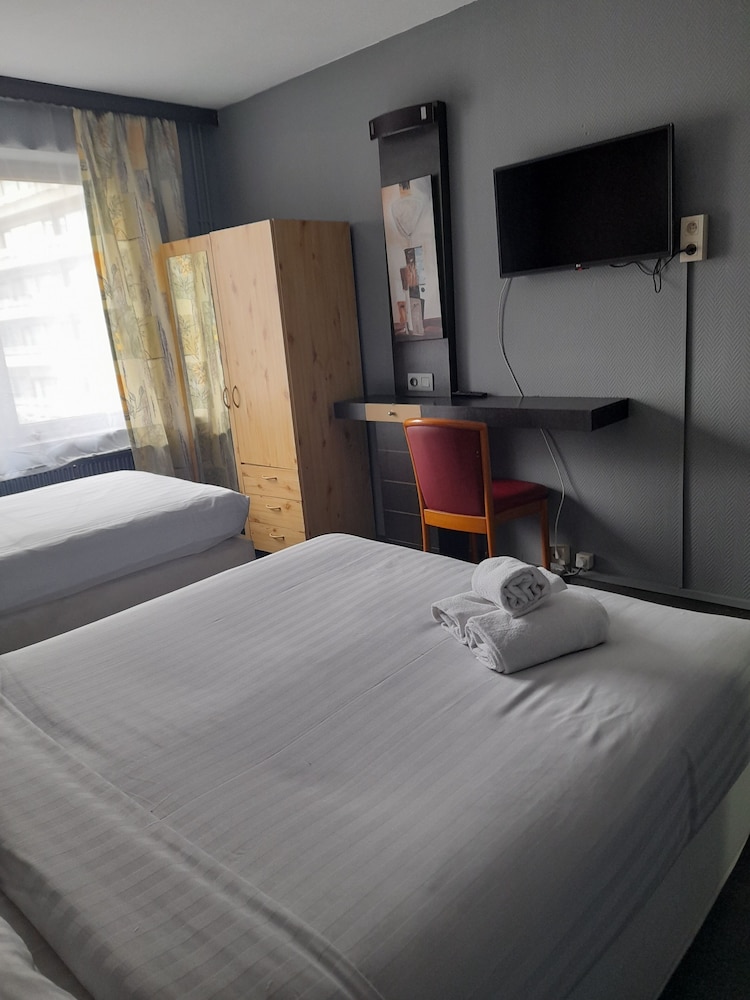 ROOM, TRIPLE, 3 BEDS