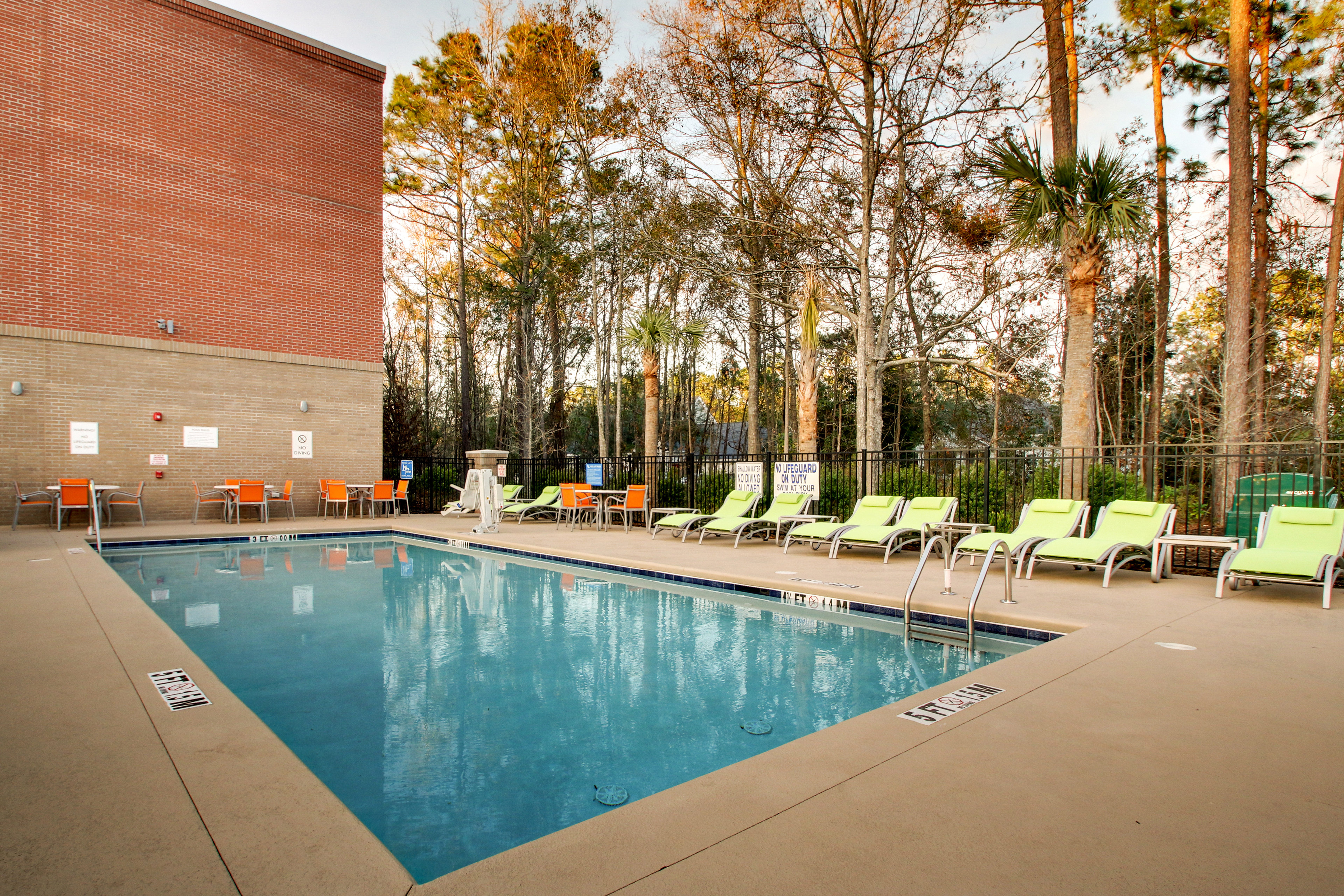 Holiday Inn Express & Suites - Summerville 53/55