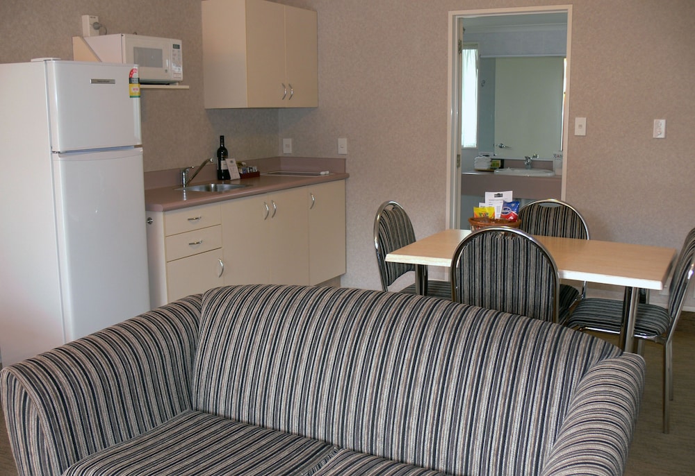 Deco City Motor Lodge 45/54