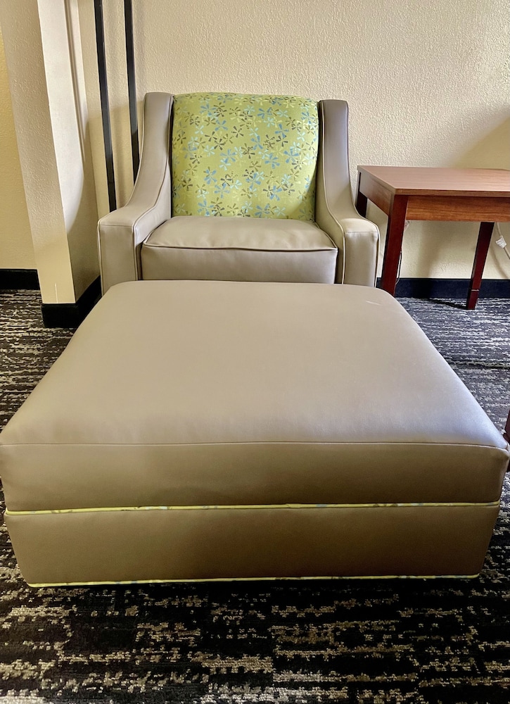 Quality Inn & Suites Hendersonville Flat Rock 16/29