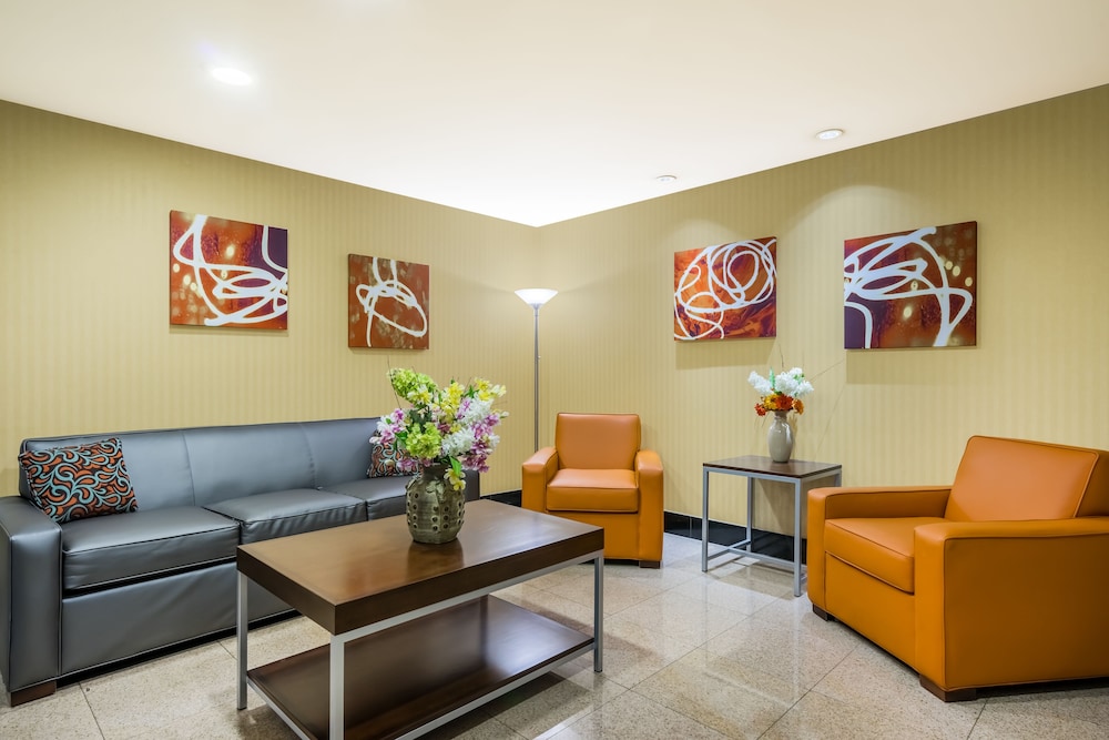 Holiday Inn Express & Suites North East 38/53