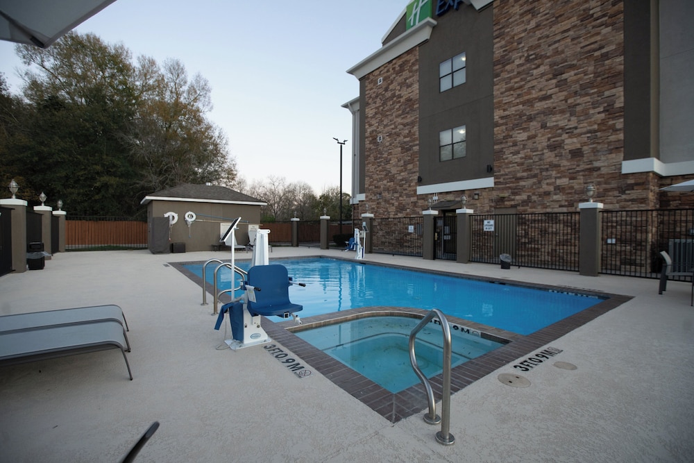 Holiday Inn Express Hotel And Suites Cleveland 53/55