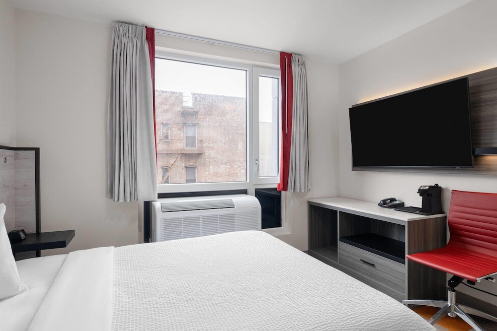 ROOM, QUEEN BED, ACCESSIBLE