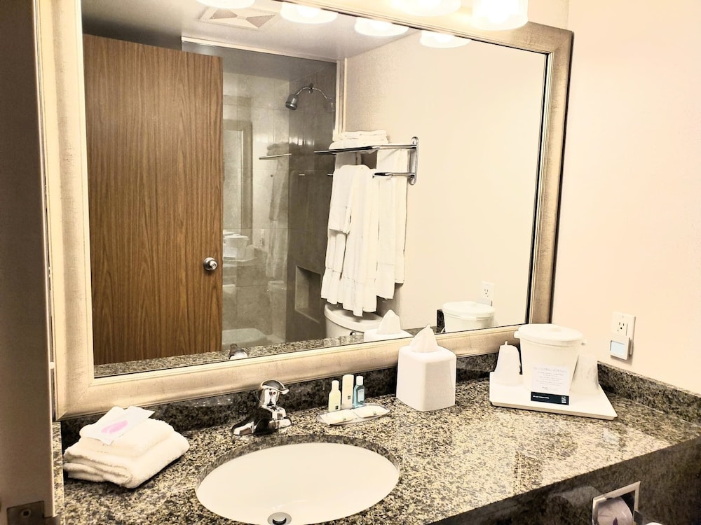 Clarion Hotel & Suites Riverfront Oswego 35/35
