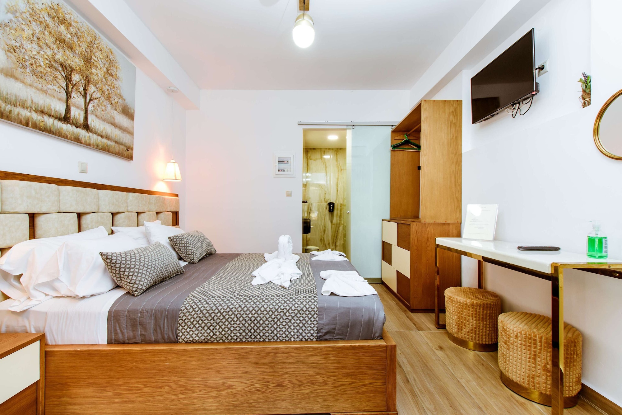 ROOM, DOUBLE BED