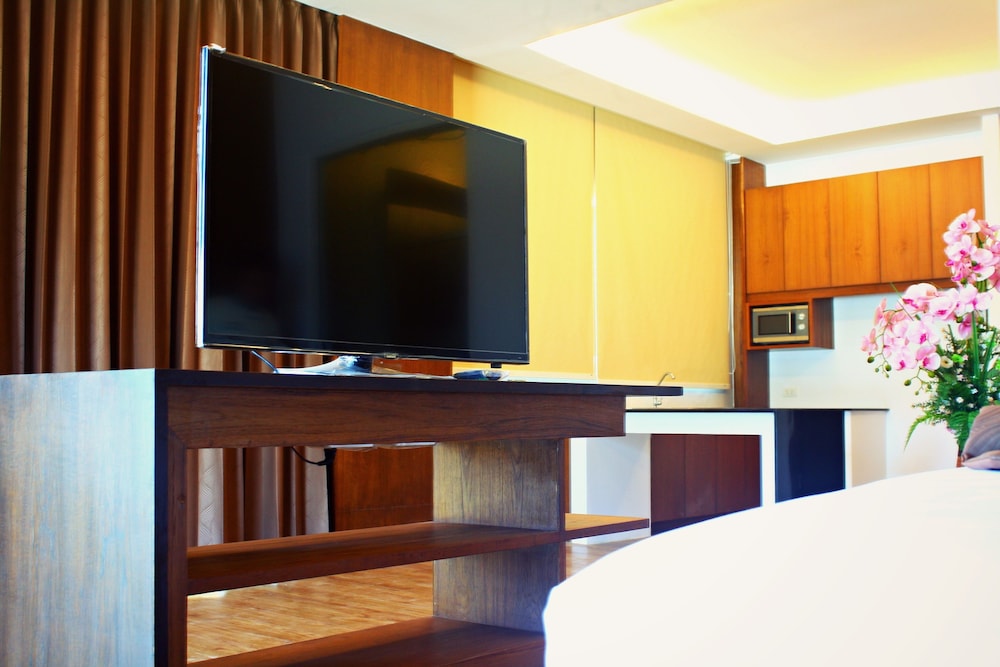Phi Phi Cliff Beach Resort 12/69
