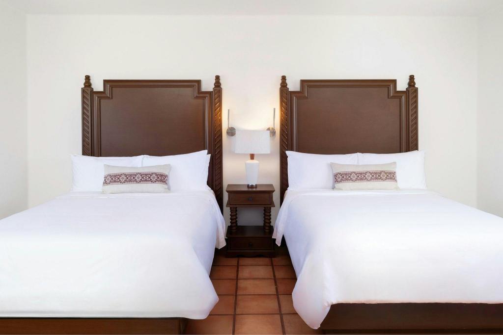 Bi Level, Guest Room, Deluxe, King Bed, 1 King and 2 Queen Beds, 2 Queen Beds, Ocean View, Balcony