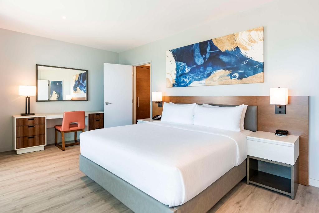 Grand, Suite, King Bed, Ocean Front, Embassy Suites by Hilton Aruba Resort 3/5