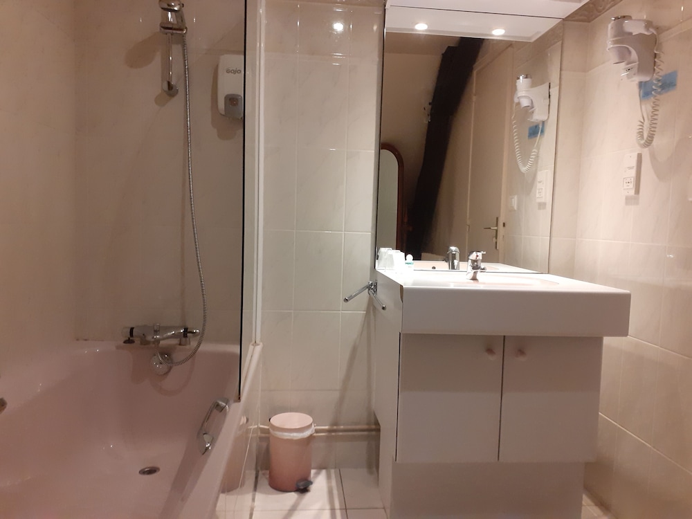 LOGIS HOTEL DE L ECU 22/23